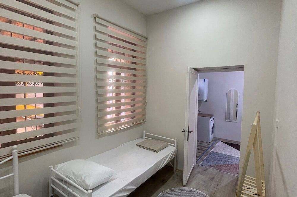 Entire apartment, Spacious Large 3-bedroom apartment in Antalya with Wifi, Ac, Joint Garden in Antalya, Antalya Province