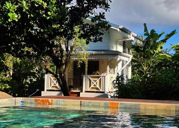 Gîte pour 2 personnes, avec terrasse et piscine dans Mataiea