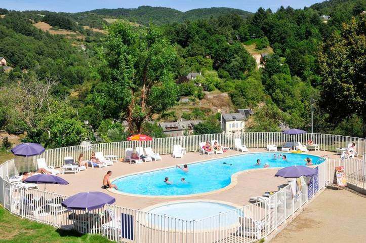 Appart’hôtel pour 7 personnes, avec sauna et vue ainsi que piscine et jardin, animaux acceptés