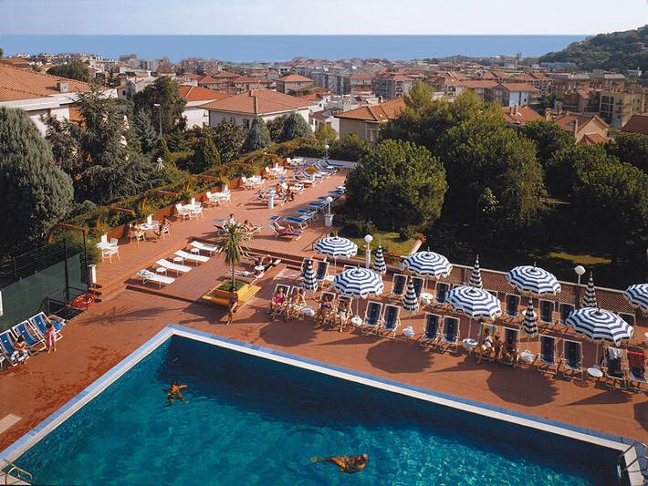 Rustico per 4 persone, con Balcone e Terrazza nonché Giardino e Piscina per bambini in Liguria