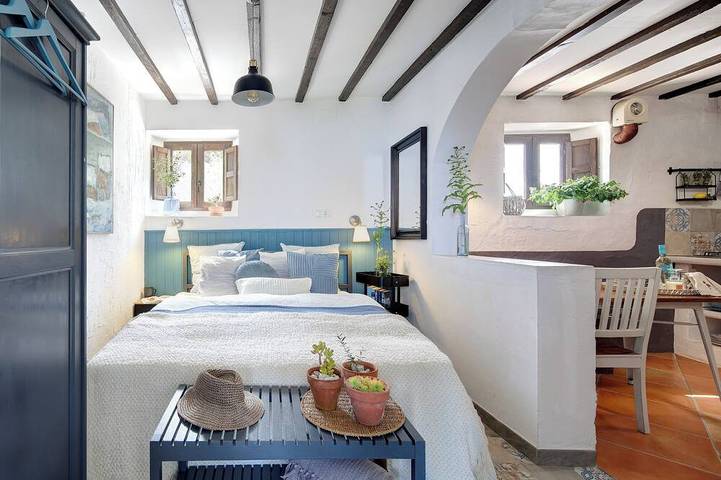 Entire apartment, Refurbished holiday apartment in an Andalusian farmhouse in The Lake District in Antequera, Málaga Province