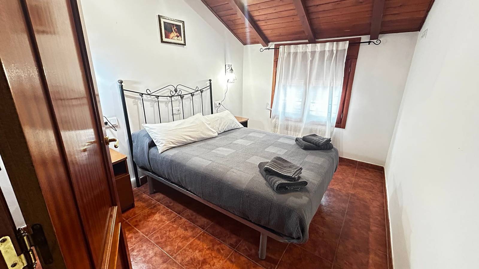 Apartamento entero, Apartamento 'Tres' con vistas a la montaña, terraza compartida y Wi-Fi in Guadalaviar, Muela de San Juan