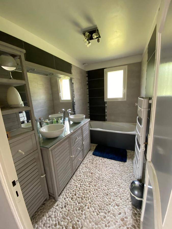 Location de vacances pour 9 personnes, avec terrasse et jardin à Guécélard - 3