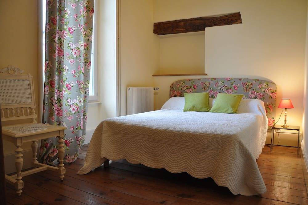Grande maison de campagne à proximité du bourg de Juillac (14 personnes) in Juillac, Région de Brive-la-Gaillarde