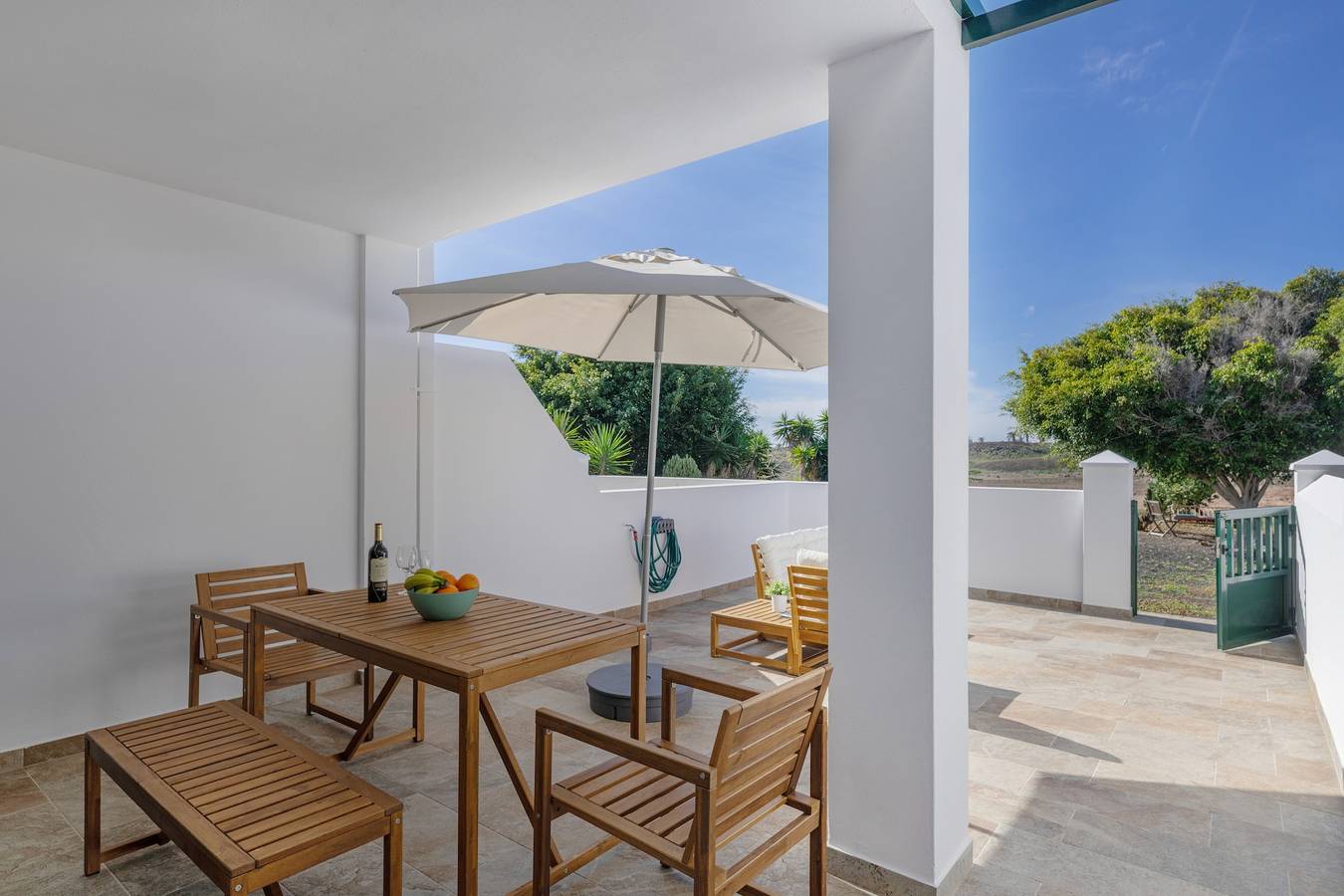 Casa Vacacional 'Sin Prisa, Con Brisa' con Terraza Privada, Jardín Compartido y Wi-Fi in Costa Teguise, Teguise