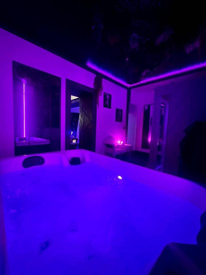 Love room spa et bien etre avec jacuzzi et sauna in Cossé-le-Vivien, Mayenne