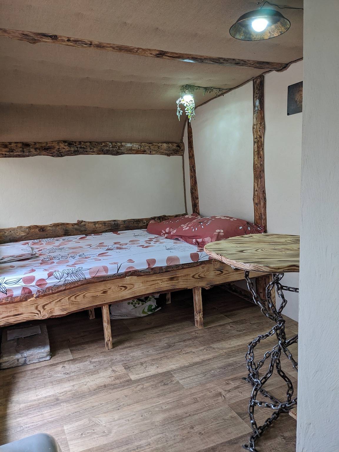 Ganze Ferienwohnung, Das Hobbit-Haus mitten im Wald in Haute-Loire