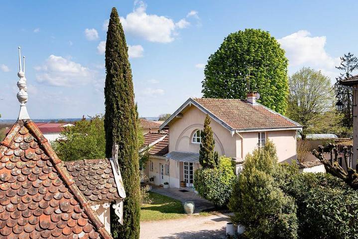Gîte pour 2 personnes, avec piscine ainsi que terrasse et jardin