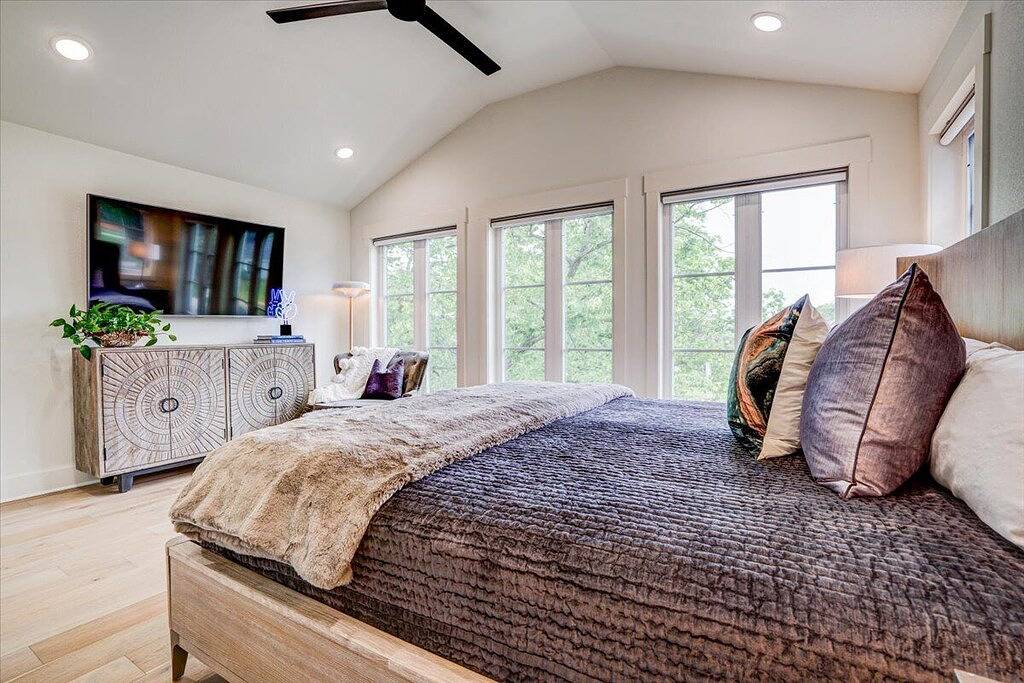 Trailside At The Momentary, Bikers Paradise on Trail, Voted Top 10 Luxury in Bentonville, Ozark Mountains