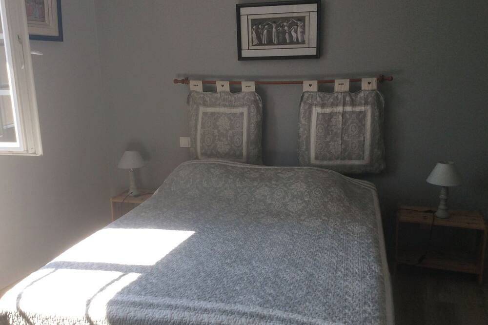 Spacious, bright village house close to tourist attractions in Lançon-Provence, Aix-en-Provence region