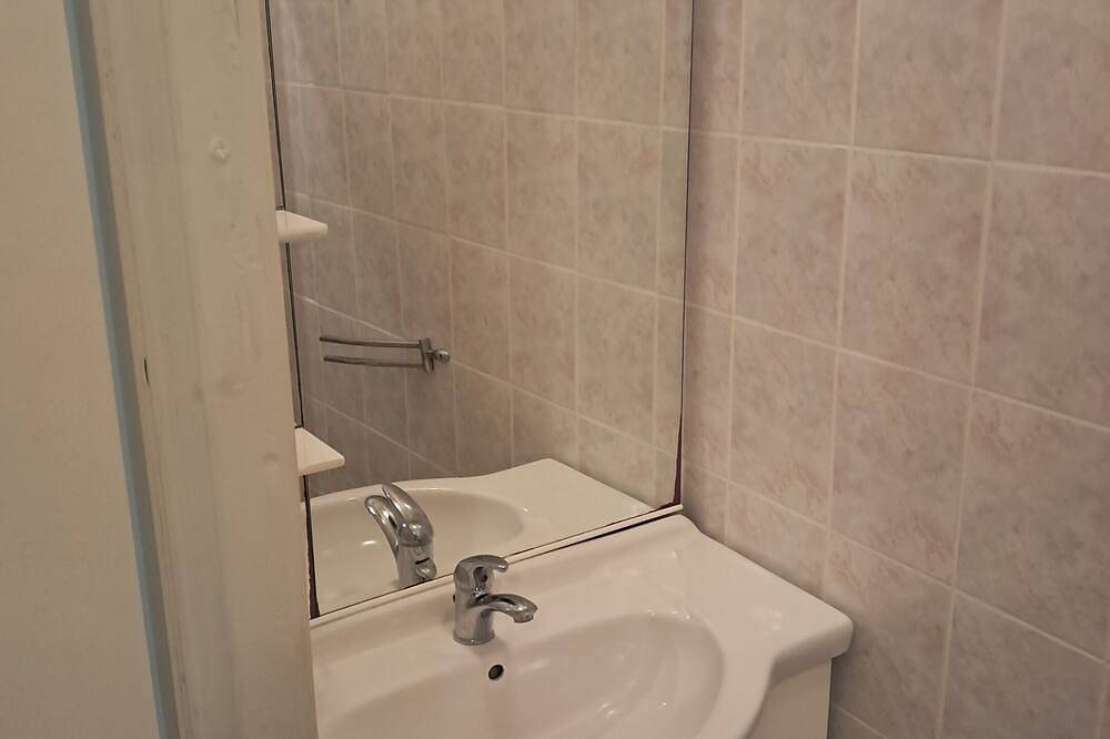 Ganze Wohnung, Apartment-Ensuite mit Bad-Strassenblick in Bastia, Cap Corse