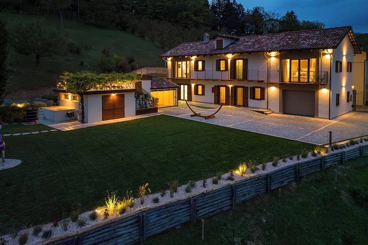 Villa pour 10 personnes, avec Balcon ainsi que Jacuzzi et Jardin à Alba (Piemont)