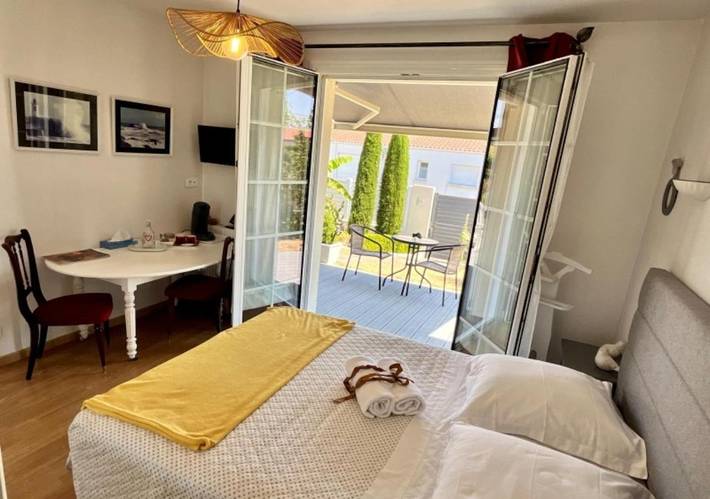 Chambre d’hôte pour 5 personnes, avec Terrasse et Jardin ainsi que Bassin pour enfant et Vue à Les Herbiers