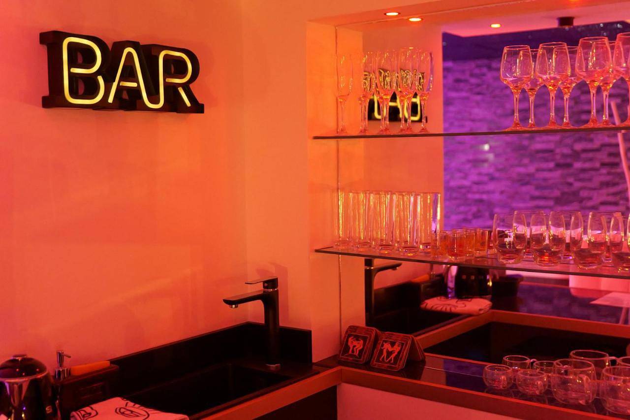 Loveroom de charme avec jacuzzi et sauna in La Penne-sur-Huveaune, Parc national des Calanques