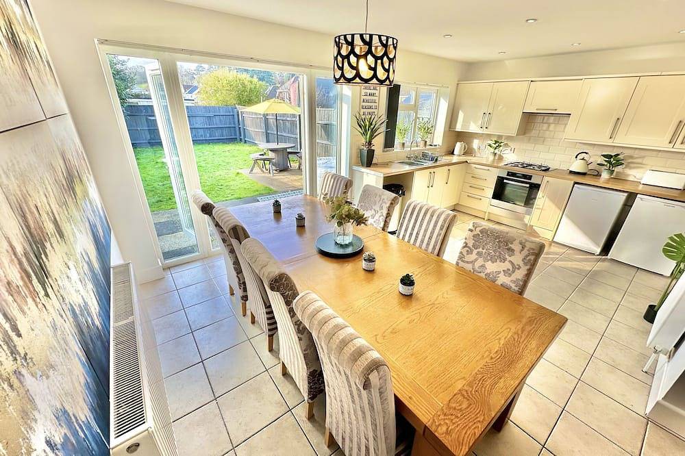 Large Four Bedroom - With Hot Tub and Parking - Sleeps 8 in Poole, Angleterre du Sud-Ouest