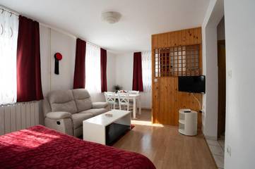 Gîte pour 4 personnes, avec jardin et vue dans Poljanak