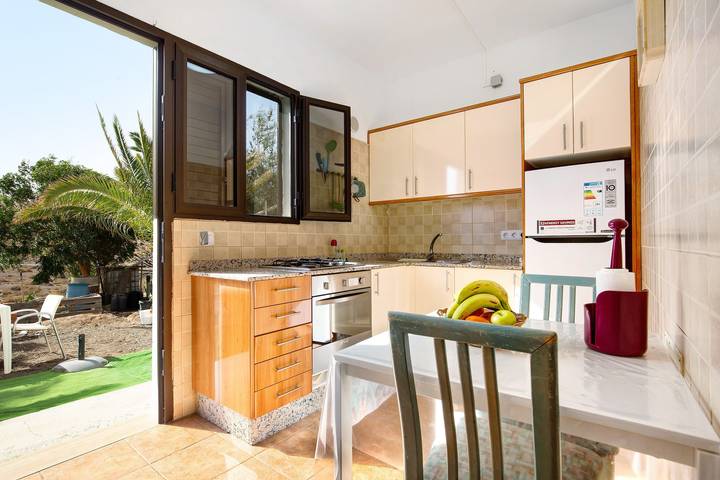Vacation Home 'Apartamento La Solapa' with Mountain View, Shared Garden and Wi-Fi in Pájara, Fuerteventura