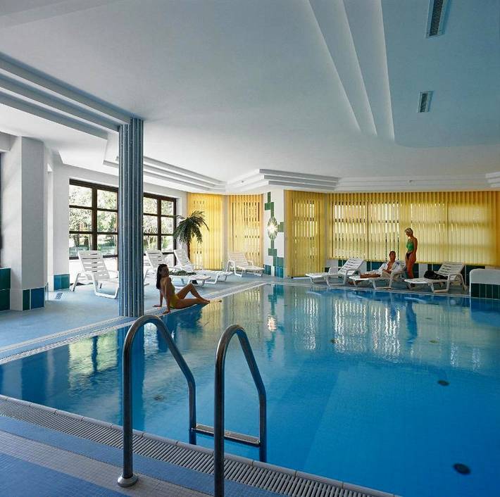 Ferienwohnung für 4 Personen, mit Balkon und Terrasse sowie Garten und Pool in Obsteig