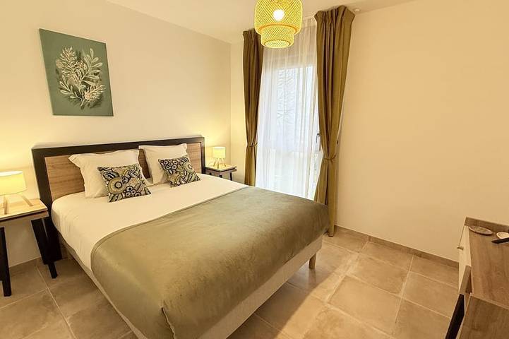 Appartement de vacances pour 2 personnes, avec sauna ainsi que piscine et jardin à Aubenas