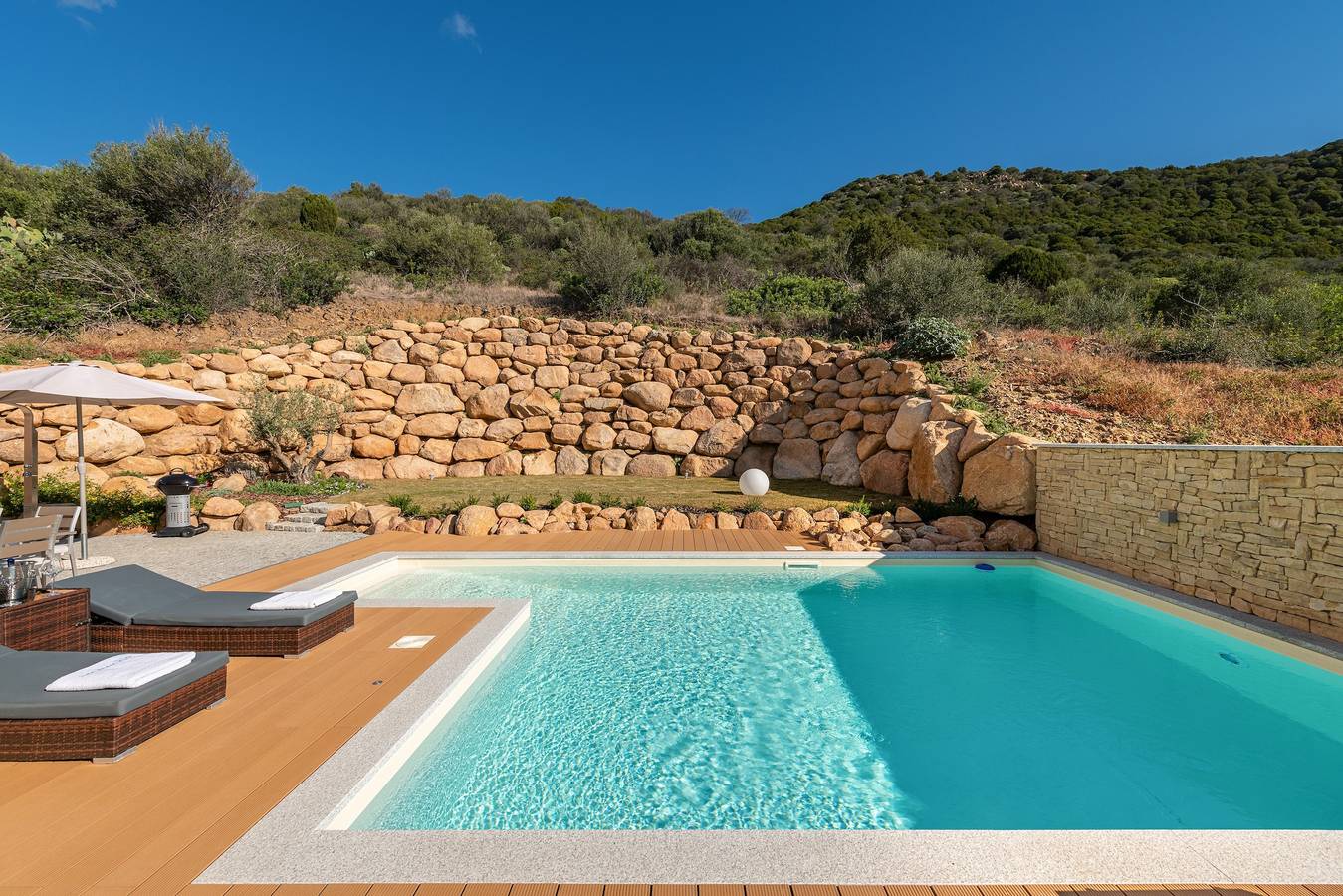 Lussuosa casa vacanza con terrazza, Wifi e aria condizionata; posti auto disponibili, sono ammessi animali domestici di piccola taglia. in Chia, Domus De Maria