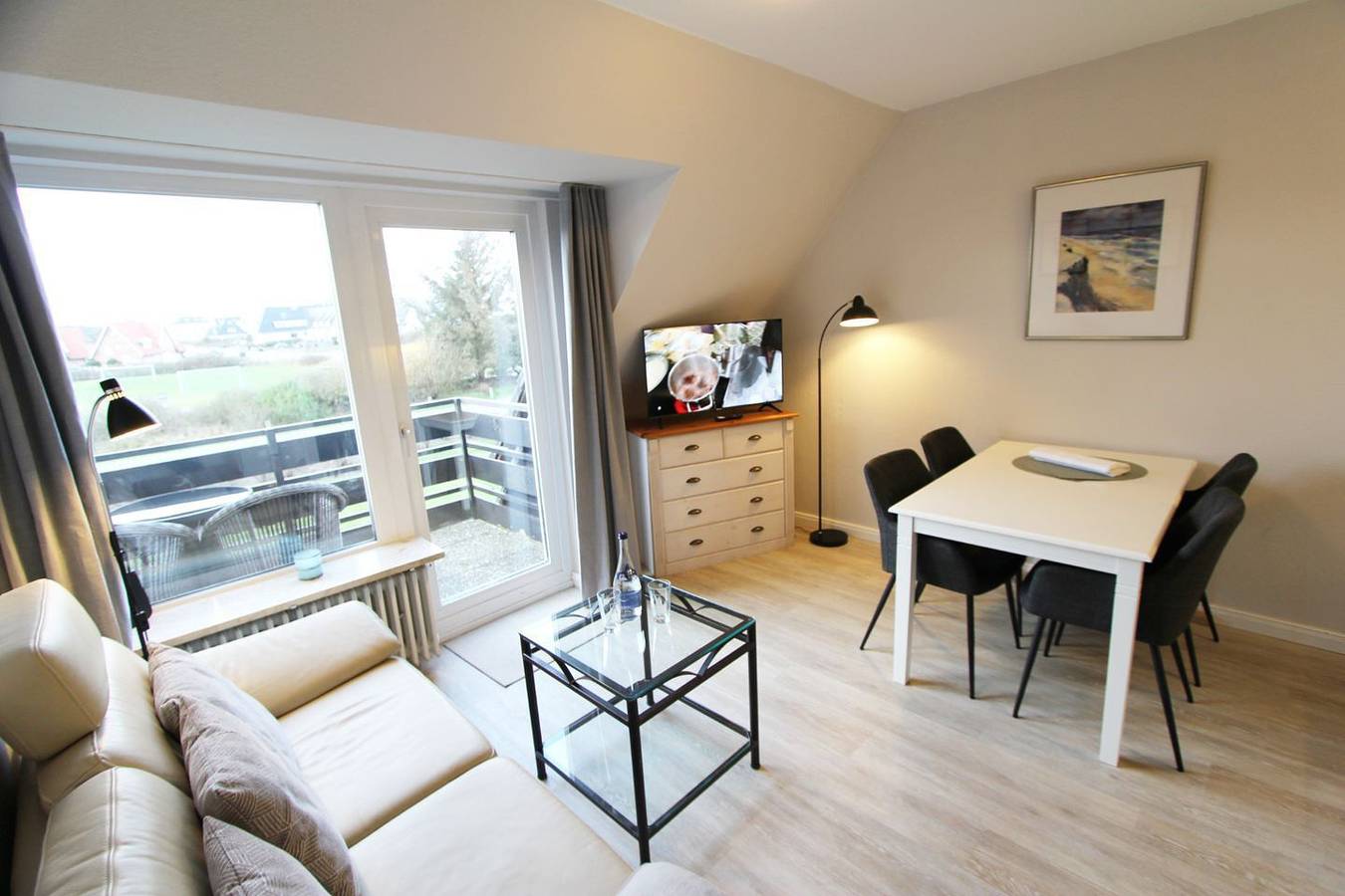 Ganze Wohnung, Gemütliches Ober- und Dachgeschoss-Appartement mit Blick ins Grüne in Wenningstedt, Sylt