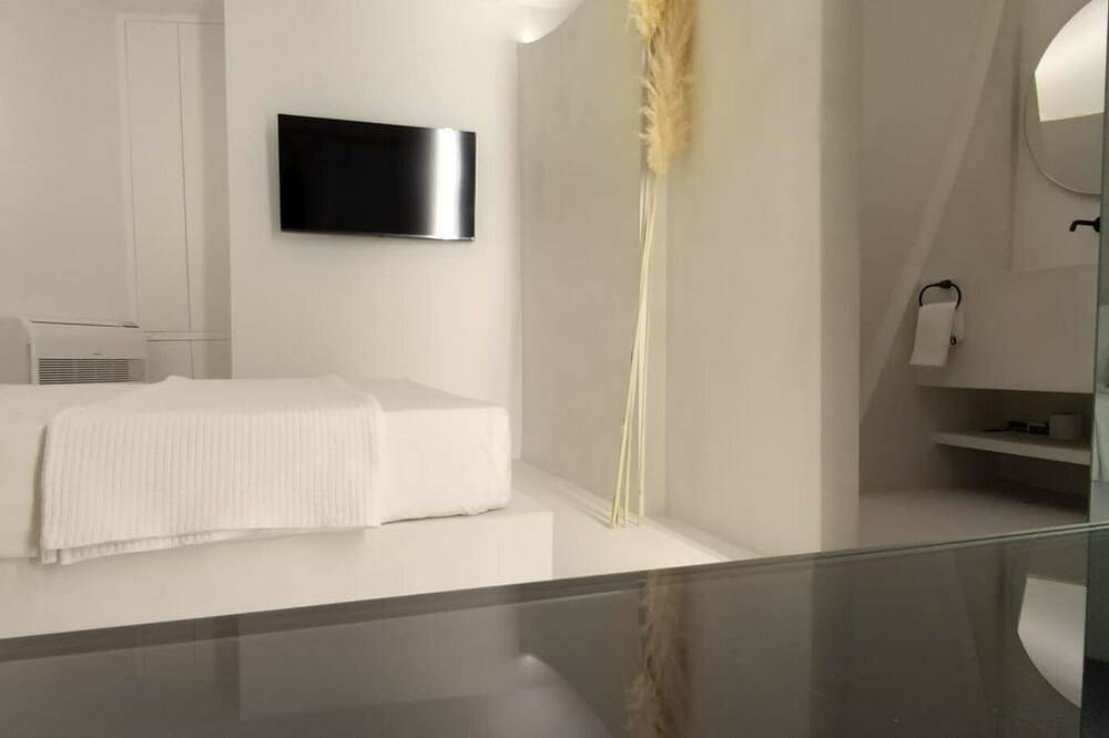 Wonderful Santorini Villa | 2 Bedroom Villa | Outdoor Pool & Stunning Views | Finikia in Finikia, Santorin