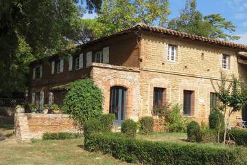 Gîte pour 10 personnes, avec jardin et terrasse à Azas