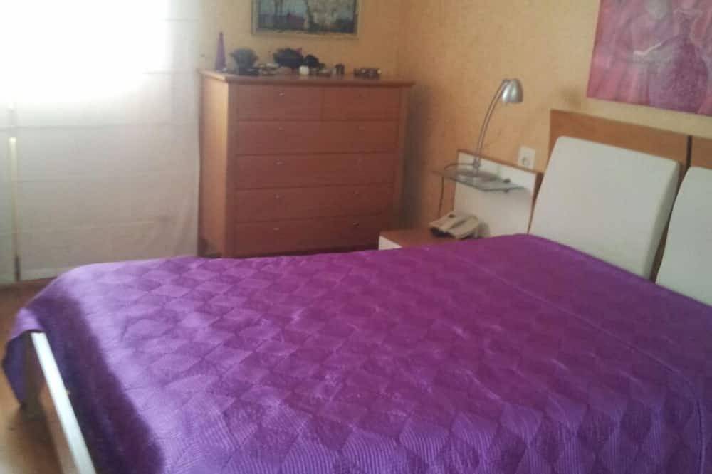 Apartamento entero, Precioso apartamento con vistas a las montañas y piscina. in Villafranca del Bierzo, Cordillera Cantábrica
