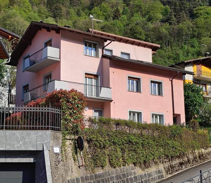 Gîte pour 5 personnes, avec balcon ainsi que jardin et vue à Breguzzo