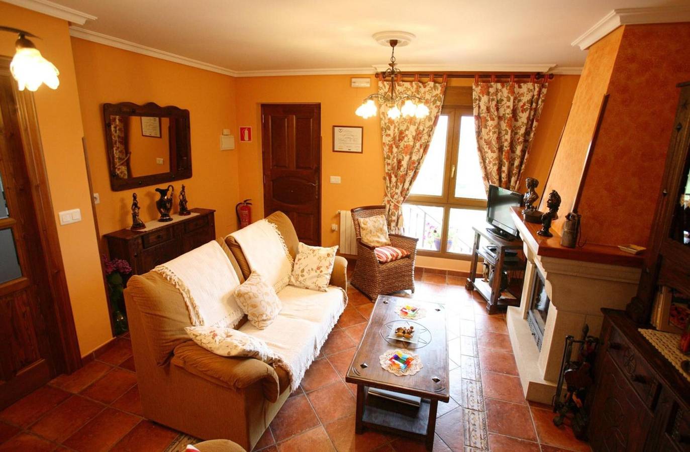 Ferienhaus 'Supereda' mit Bergblick, privater Terrasse und Wi-Fi in Parres, Provincia de Asturias