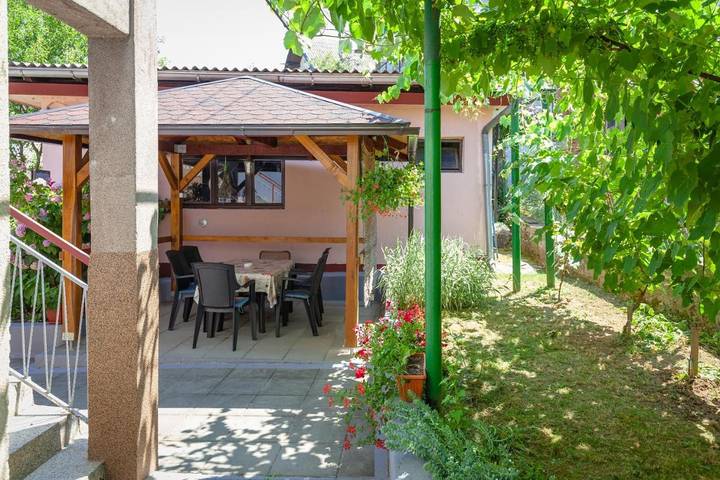 Ferienwohnung für 5 Personen, mit Balkon und Terrasse sowie Garten und Ausblick