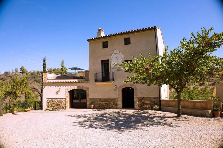 Casa rural para 7 personas, con piscina además de jardín y vistas en Priorat