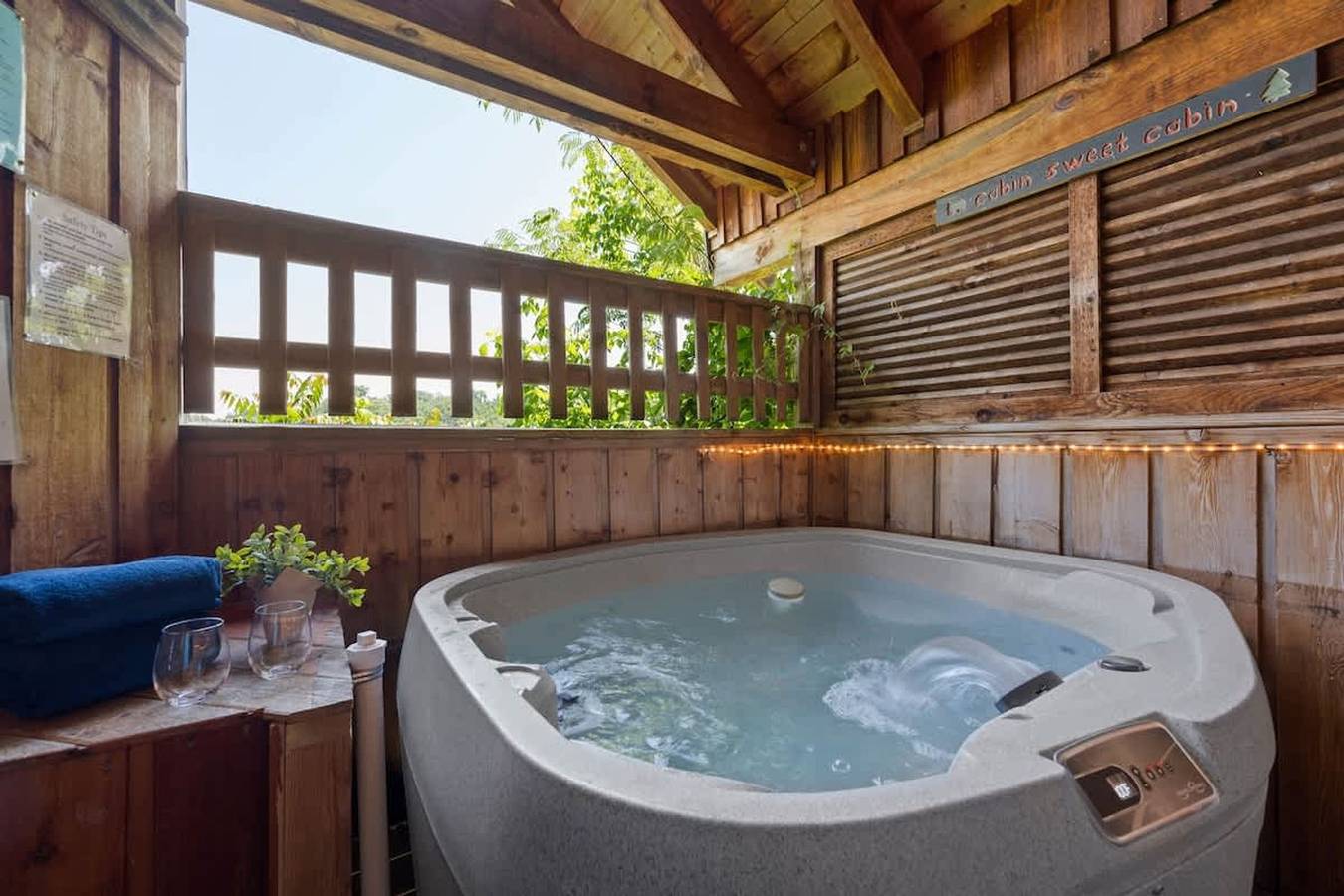 Ganze Wohnung, Location Cute Studio Log Cabin Fireplace Hot Tub in Pigeon Forge, Sevier County