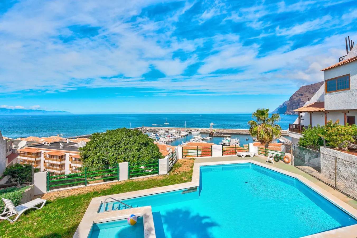 Apartamento entero, Apartamento vacacional "Los Gigantes Sea View" cerca de la playa con piscina compartida y Wi-Fi in Playa de los Guíos, Santiago del Teide