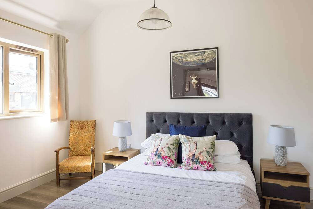 Stylish cottage, countryside views, wood burning hot tub, 20 mins to Cambridge in Croydon (Cambridgeshire), Cambridgeshire