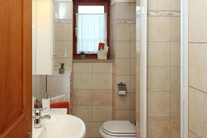 Holiday House Manuel- Istrian stone house in a quiet resort next to the sea in Marčana, Southcoast Istria