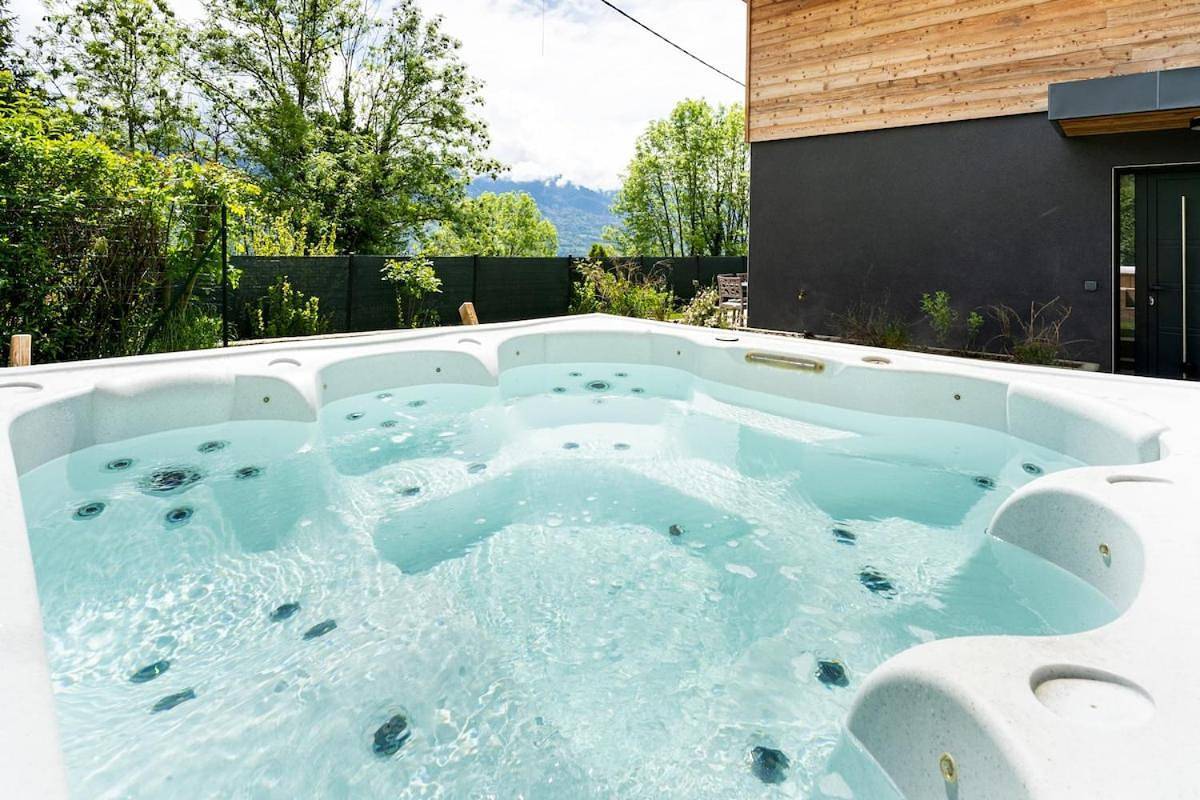 Plancherine, Villa récente avec Jacuzzi Privatif in Plancherine, Région d'Albertville