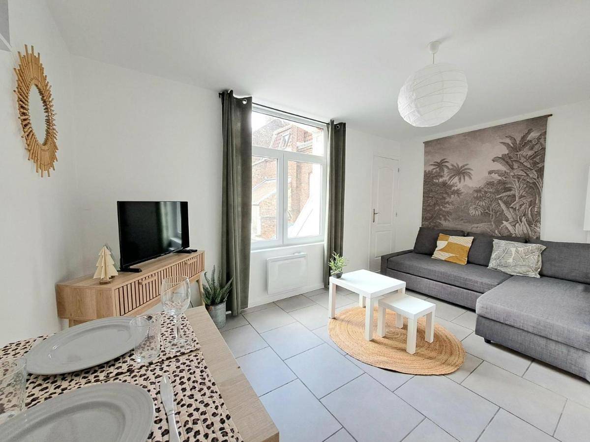 Appartement entier, Cozy studio - 300 meters from Croix metro center in Croix (homonymie), Région de Lille
