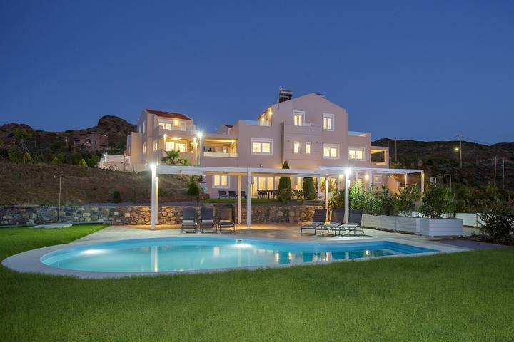 Location de vacances pour 8 personnes, avec piscine et jardin dans Agia Pelagia - 2