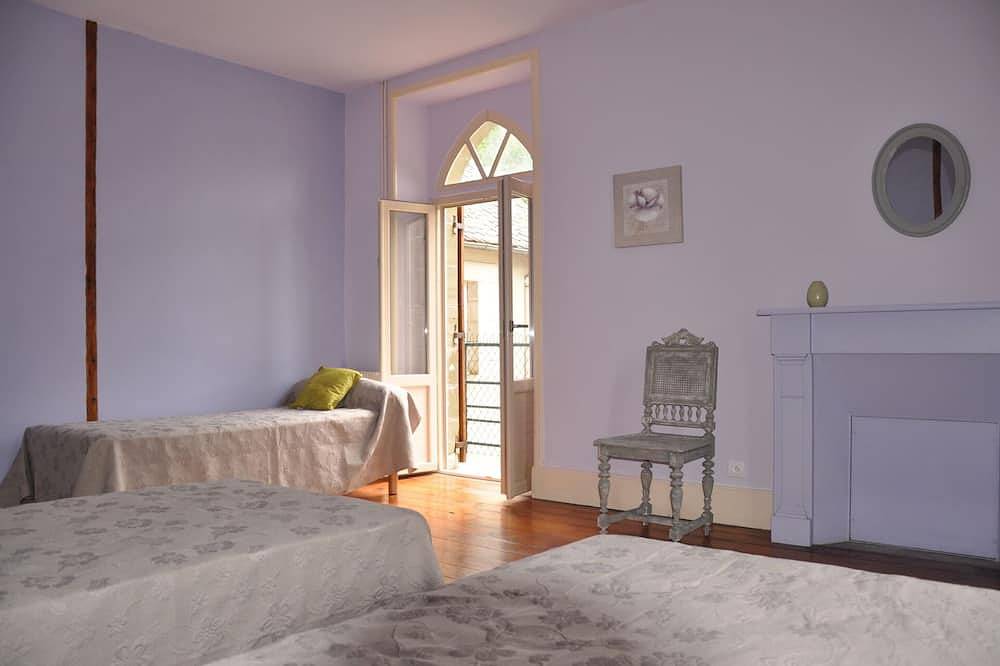 Grande maison de campagne à proximité du bourg de Juillac (14 personnes) in Juillac, Région de Brive-la-Gaillarde