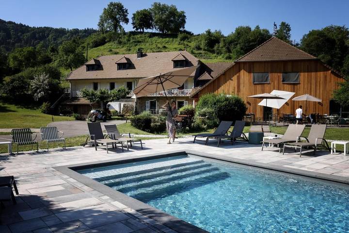 Location de vacances pour 4 personnes, avec piscine et jardin ainsi que sauna et jacuzzi à Salins-les-Bains - 2