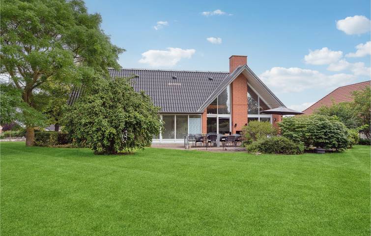 Ferienhaus für 11 Personen, mit Terrasse und Whirlpool sowie Pool und Sauna in Nyborg