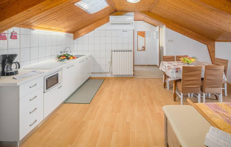 Ganze Ferienwohnung, Urlaub am Meer: Modernes Apartment mit Terrasse und Parkplatz, 200 m vom Strand entfernt in plaža Zambratija, Zambratija