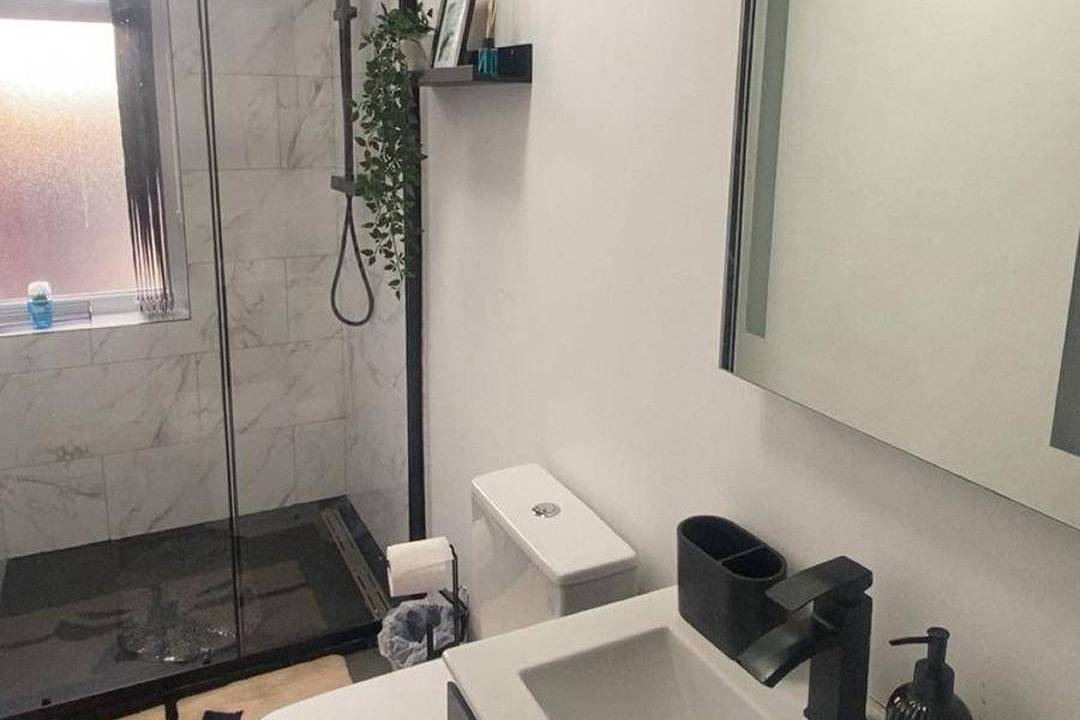 Entire holiday apartment, 2 Bed Flat - Sleeps 5 - Parking - Wifi in Leeds, West Yorkshire