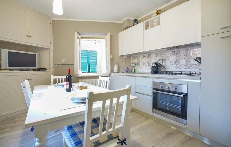 Entire holiday apartment, Cozy Apartment near Antichi Sapori - Parking, WiFi & TV in Carro (Village), Carro (Liguria)