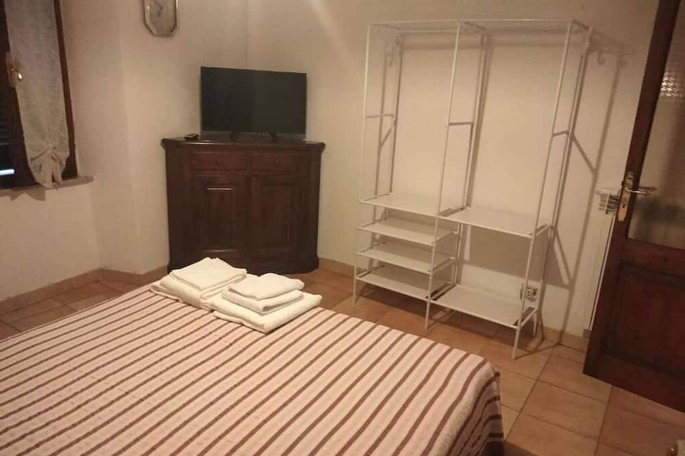 Grandma's House - Double Room with Private Bathroom in Casola in Lunigiana, Parco Regionale delle Alpi Apuane