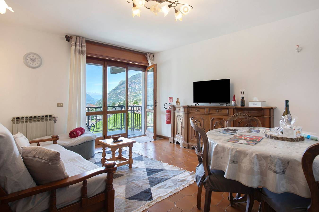 Apartamento entero, Apartamento 'Maison Du Soleil - Bien-être' con vistas a la montaña, terraza privada y Wi-Fi in Saint-Vincent, Comune di Saint-Vincent