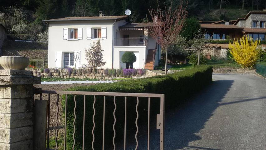 Apartamento entero, Apartamento "Gîte Aurives" con vistas a la montaña, terraza compartida y Wi-Fi in Le Cheylard, Parc naturel régional des Monts d'Ardèche