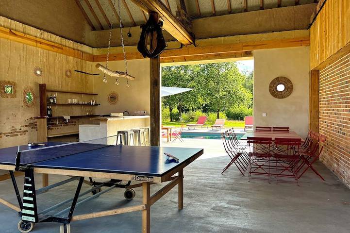 Gîte pour 26 personnes, avec sauna et jardin ainsi que terrasse et jacuzzi, animaux acceptés