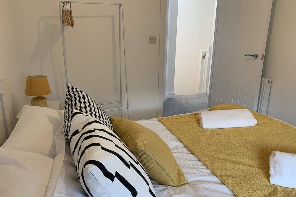 A stroll to Ringwood, near to New Forest & South Coast Beaches. Private Parking in Ringwood, Hampshire